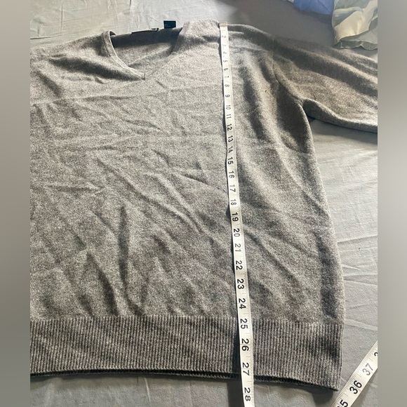 Classic V-Neck 100% Cashmere Sweater in Charcoal Gray - Picture 6 of 6